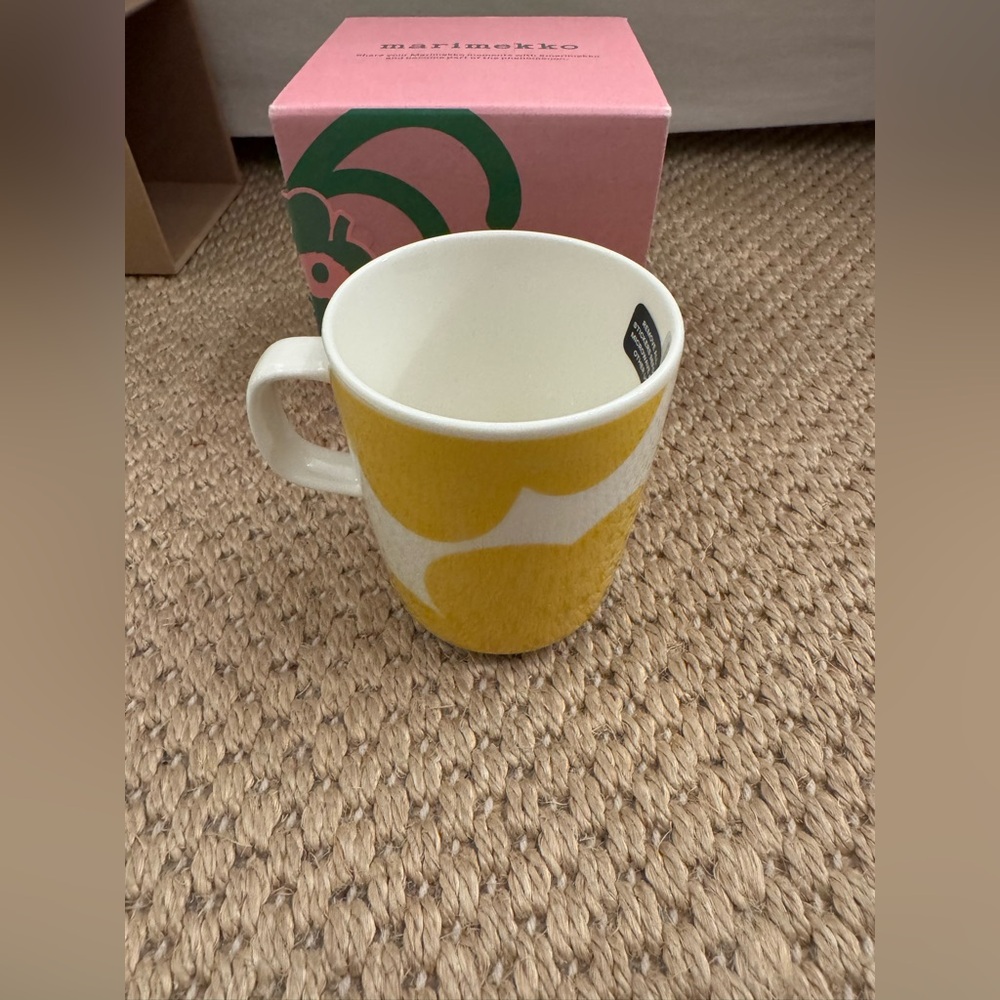 Marimekko Oiva Iso Unikko Handled Mug. Brand new inbox. Designer mug.